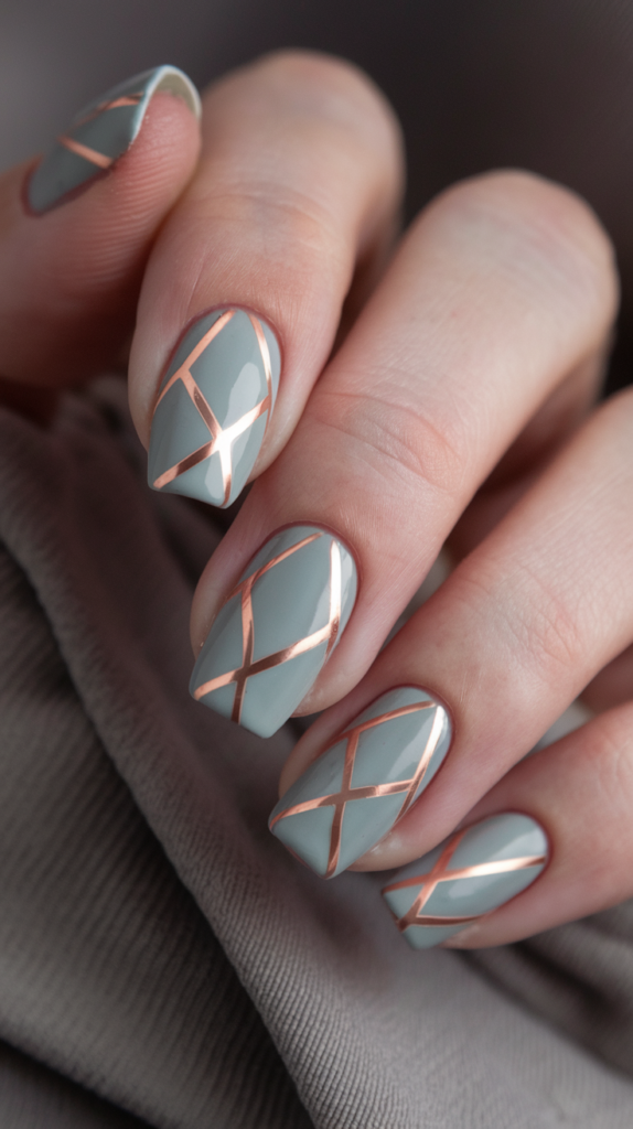 Soft grey nails with delicate rose gold geometric accents, offering a subtle and understated take on Art Deco glamour.
